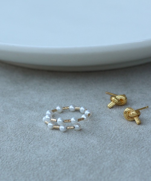 NOIR DE POUPEE（ノワールドプーペ）の「Pearl Flow K18 淡水パールワイヤーリング　バーとばし（リング・レディース・ホワイト・FREE）」の3枚目の写真