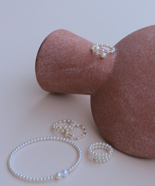 NOIR DE POUPEE（ノワールドプーペ）の「Pearl Flow K18 淡水パールワイヤーリング　バーとばし（リング・レディース・ホワイト・FREE）」の2枚目の写真