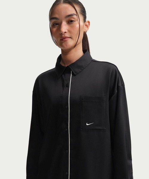 NIKE(ナイキ)の「NIKE AS W NSW OFFLN WVN STN LS TOP / ナイキ ウィメンズ NSW OFFLN ウーヴン STN L/S トップ 【SP】(シャツ/ブラウス・レディース・ブラック/グリーン・S/M/L)」の1枚目の写真