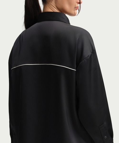NIKE(ナイキ)の「NIKE AS W NSW OFFLN WVN STN LS TOP / ナイキ ウィメンズ NSW OFFLN ウーヴン STN L/S トップ 【SP】(シャツ/ブラウス・レディース・ブラック/グリーン・S/M/L)」の17枚目の写真