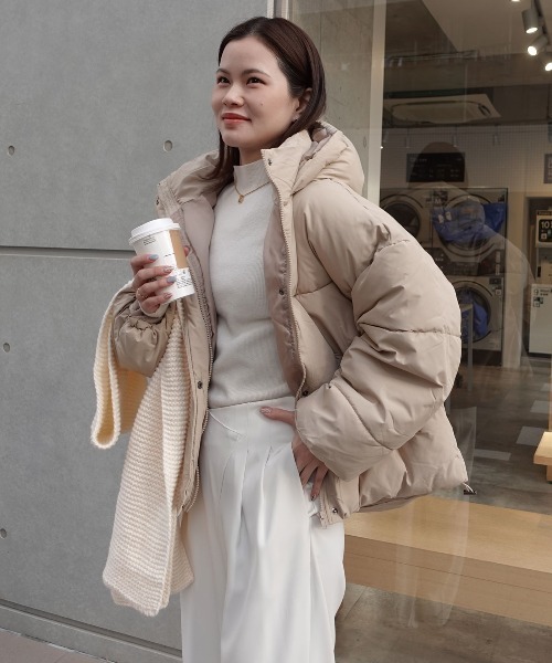 CORNERS（コーナーズ）の「裾ラウンドフェイクダウンブルゾン（ブルゾン・レディース・ライトベージュ/ブラック/アイボリー・M）」の3枚目の写真