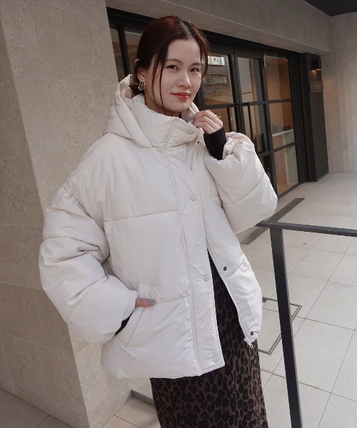 CORNERS（コーナーズ）の「裾ラウンドフェイクダウンブルゾン（ブルゾン・レディース・ライトベージュ/ブラック/アイボリー・M）」の2枚目の写真