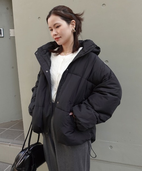 CORNERS（コーナーズ）の「裾ラウンドフェイクダウンブルゾン（ブルゾン・レディース・ライトベージュ/ブラック/アイボリー・M）」の4枚目の写真