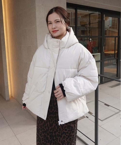 CORNERS（コーナーズ）の「裾ラウンドフェイクダウンブルゾン（ブルゾン・レディース・ライトベージュ/ブラック/アイボリー・M）」の10枚目の写真