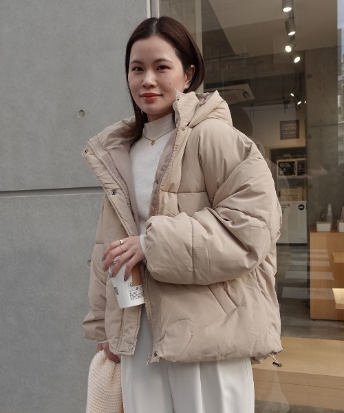 CORNERS（コーナーズ）の「裾ラウンドフェイクダウンブルゾン（ブルゾン・レディース・ライトベージュ/ブラック/アイボリー・M）」の14枚目の写真