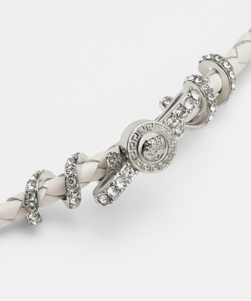 VERSACE（ヴェルサーチ）の「ジャンニ リボン クリスタル レザーブレスレット（ブレスレット・レディース・ホワイト×シルバー・ONE SIZE）」の2枚目の写真