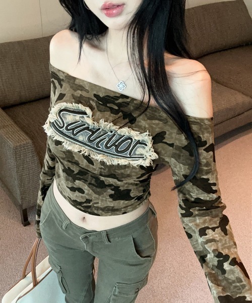 NANEA(ナネア)の「迷彩柄 フロントワッペン オフショルダークロップドロングTシャツ(Tシャツ/カットソー・レディース・カモフラージュ・MEDIUM/LARGE/SMALL)」の7枚目の写真