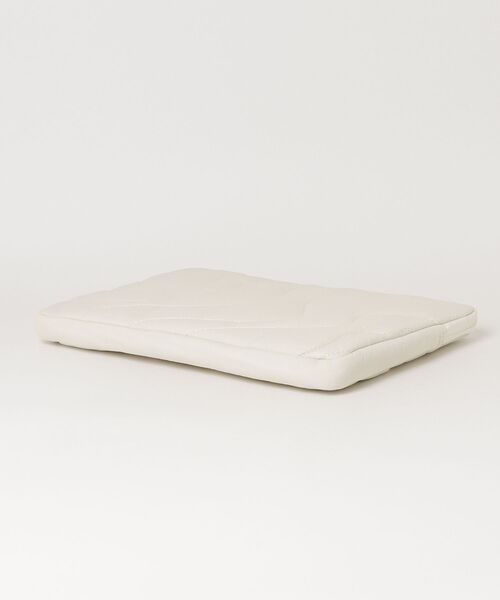 lit.Cy(リットシー)の「ウェーブキルト タブレットケース PCケース 11inch 14inch(PC・タブレットケース・レディース・オフホワイト/ブラック・11inch/14inch)」の3枚目の写真
