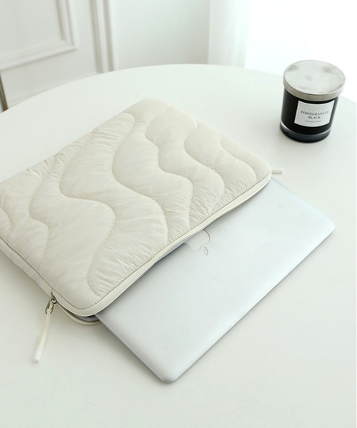 lit.Cy(リットシー)の「ウェーブキルト タブレットケース PCケース 11inch 14inch(PC・タブレットケース・レディース・オフホワイト/ブラック・11inch/14inch)」の2枚目の写真