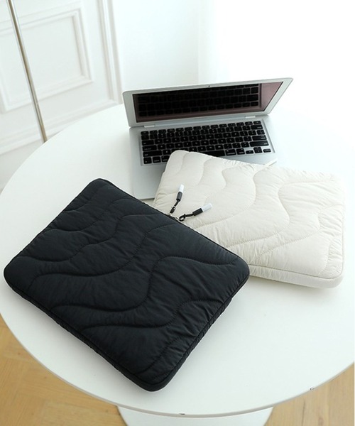 lit.Cy(リットシー)の「ウェーブキルト タブレットケース PCケース 11inch 14inch(PC・タブレットケース・レディース・オフホワイト/ブラック・11inch/14inch)」の1枚目の写真