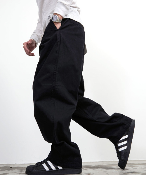 HANES(ヘインズ)の「『Hanes/ヘインズ』ワイドフィットノータックチノパンツ(チノパンツ・メンズ・カーキ/ダークベージュ/ブラック・LL/L/M)」の1枚目の写真