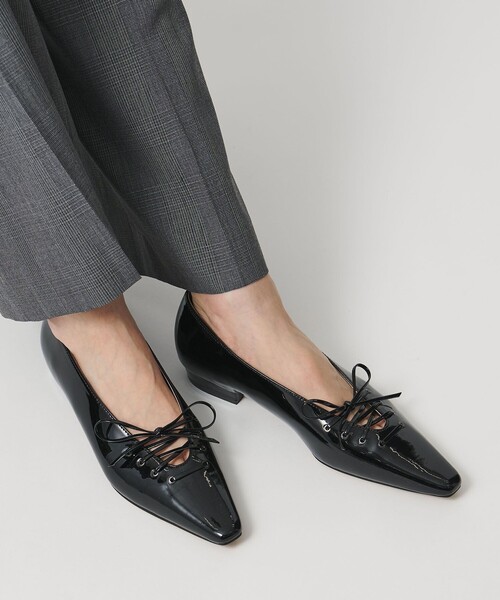 UNITED ARROWS（ユナイテッドアローズ）の「エナメル レースアップ フラットシューズ（パンプス・レディース・ブラック/ワイン・36/36h/35h/35/38/37/37h）」の2枚目の写真