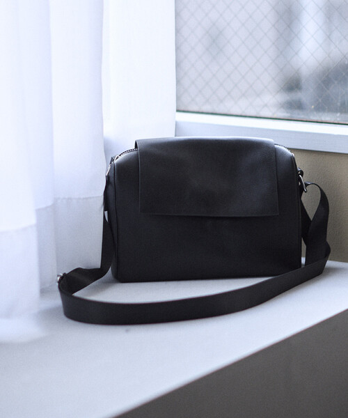 Firsthand（ファーストハンド）の「Firsthand/ファーストハンド Leather Editor's Flap Shoulder Bag / レザー エディターズ フラップショルダー / 牛革 / 撥水レザー（ショルダーバッグ・メンズ・ブラック・ONE SIZE）」の2枚目の写真