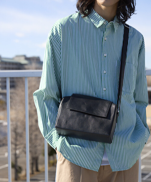Firsthand（ファーストハンド）の「Firsthand/ファーストハンド Leather Editor's Flap Shoulder Bag / レザー エディターズ フラップショルダー / 牛革 / 撥水レザー（ショルダーバッグ・メンズ・ブラック・ONE SIZE）」の3枚目の写真