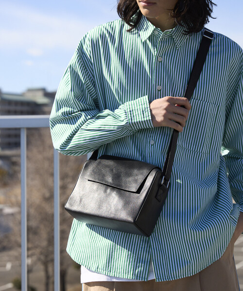 Firsthand（ファーストハンド）の「Firsthand/ファーストハンド Leather Editor's Flap Shoulder Bag / レザー エディターズ フラップショルダー / 牛革 / 撥水レザー（ショルダーバッグ・メンズ・ブラック・ONE SIZE）」の4枚目の写真