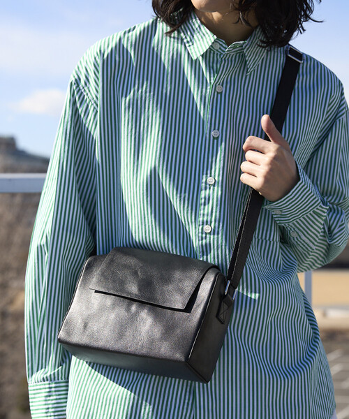 Firsthand（ファーストハンド）の「Firsthand/ファーストハンド Leather Editor's Flap Shoulder Bag / レザー エディターズ フラップショルダー / 牛革 / 撥水レザー（ショルダーバッグ・メンズ・ブラック・ONE SIZE）」の5枚目の写真