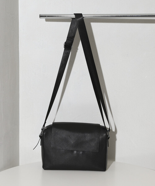 Firsthand（ファーストハンド）の「Firsthand/ファーストハンド Leather Editor's Flap Shoulder Bag / レザー エディターズ フラップショルダー / 牛革 / 撥水レザー（ショルダーバッグ・メンズ・ブラック・ONE SIZE）」の6枚目の写真