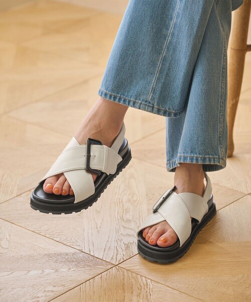BEAUTY&YOUTH UNITED ARROWS(ビューティーアンドユースユナイテッドアローズ)の「ビッグバックル クロスストラップ サンダル(サンダル・レディース・ブラック/オフホワイト・38/37/36)」の4枚目の写真