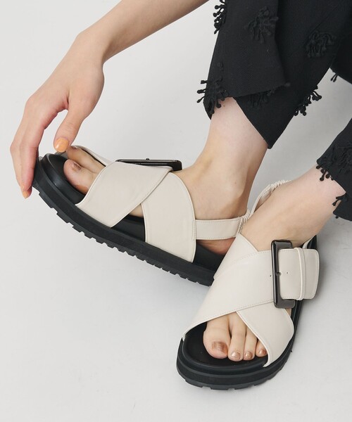 BEAUTY&YOUTH UNITED ARROWS(ビューティーアンドユースユナイテッドアローズ)の「ビッグバックル クロスストラップ サンダル(サンダル・レディース・ブラック/オフホワイト・38/37/36)」の6枚目の写真