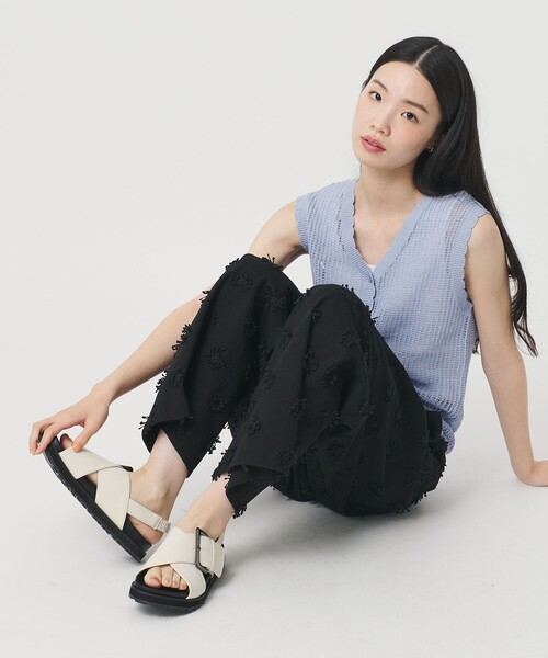 BEAUTY&YOUTH UNITED ARROWS(ビューティーアンドユースユナイテッドアローズ)の「ビッグバックル クロスストラップ サンダル(サンダル・レディース・ブラック/オフホワイト・38/37/36)」の8枚目の写真