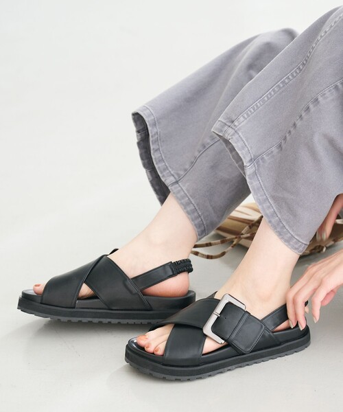 BEAUTY&YOUTH UNITED ARROWS(ビューティーアンドユースユナイテッドアローズ)の「ビッグバックル クロスストラップ サンダル(サンダル・レディース・ブラック/オフホワイト・38/37/36)」の9枚目の写真