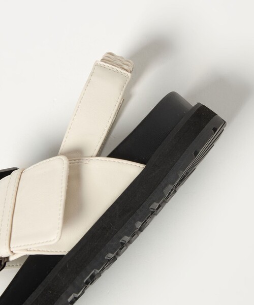 BEAUTY&YOUTH UNITED ARROWS(ビューティーアンドユースユナイテッドアローズ)の「ビッグバックル クロスストラップ サンダル(サンダル・レディース・ブラック/オフホワイト・38/37/36)」の19枚目の写真
