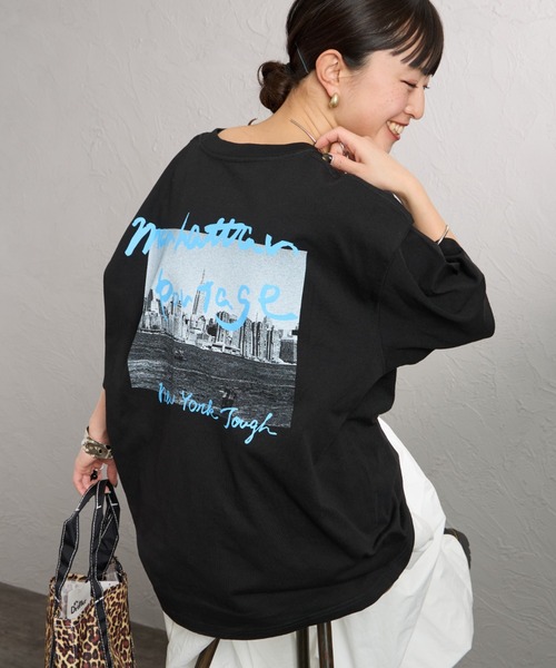 Manhattan Portage（マンハッタンポーテージ）の「[MANHATTAN PORTAGE/マンハッタンポーテージ] 別注 バックフォトプリントTシャツ（Tシャツ/カットソー・レディース・ブラック/ピンク/ライトグレー・XL/L/M/S）」の2枚目の写真