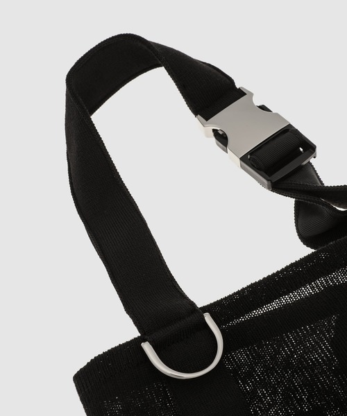 TAN(タン)の「HAND-SHAPED BUCKET BAG(ハンドバッグ・レディース・ブラック・FREE)」の3枚目の写真