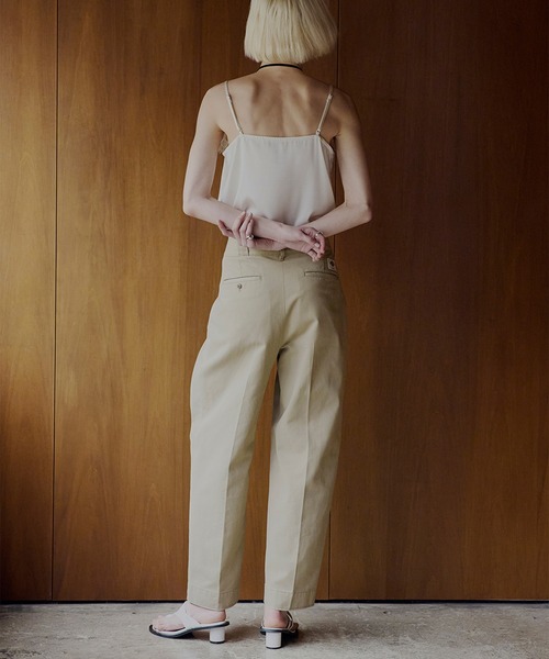 Dickies(ディッキーズ)の「Dickies × Ameri TUCK PANTS(チノパンツ・レディース・ブラック/ベージュ/グリーン・MEDIUM/SMALL/X-SMALL)」の11枚目の写真