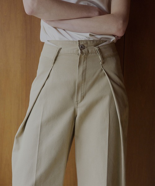 Dickies(ディッキーズ)の「Dickies × Ameri TUCK PANTS(チノパンツ・レディース・ブラック/ベージュ/グリーン・MEDIUM/SMALL/X-SMALL)」の4枚目の写真