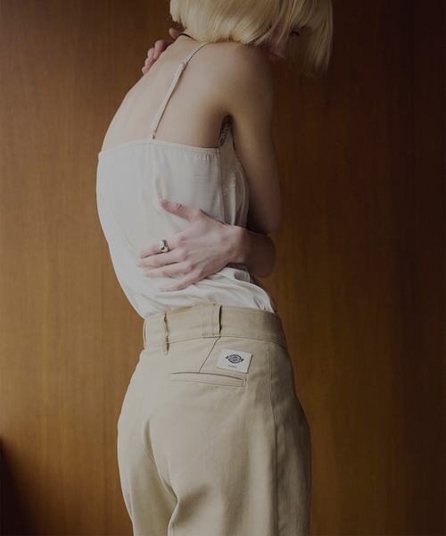 Dickies(ディッキーズ)の「Dickies × Ameri TUCK PANTS(チノパンツ・レディース・ブラック/ベージュ/グリーン・MEDIUM/SMALL/X-SMALL)」の5枚目の写真