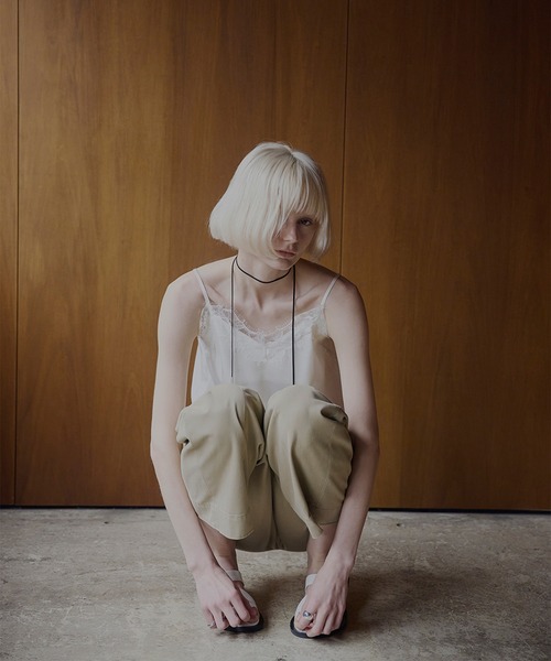 Dickies(ディッキーズ)の「Dickies × Ameri TUCK PANTS(チノパンツ・レディース・ブラック/ベージュ/グリーン・MEDIUM/SMALL/X-SMALL)」の7枚目の写真