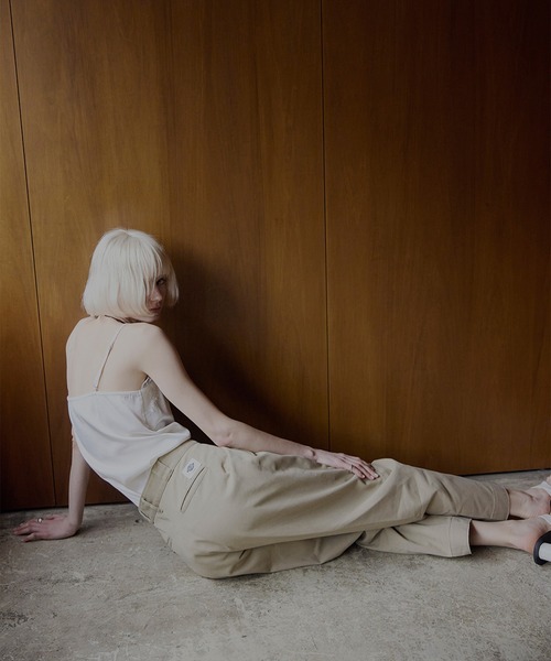 Dickies(ディッキーズ)の「Dickies × Ameri TUCK PANTS(チノパンツ・レディース・ブラック/ベージュ/グリーン・MEDIUM/SMALL/X-SMALL)」の6枚目の写真