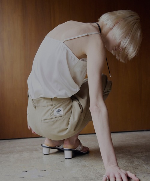 Dickies(ディッキーズ)の「Dickies × Ameri TUCK PANTS(チノパンツ・レディース・ブラック/ベージュ/グリーン・MEDIUM/SMALL/X-SMALL)」の8枚目の写真
