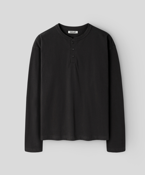 INDUST(インダスト)の「セミクロップヘンリーネックロングスリーブTシャツ_チャコール(Tシャツ/カットソー・レディース・チャコール・1(S)/2(M)/3(L))」の3枚目の写真