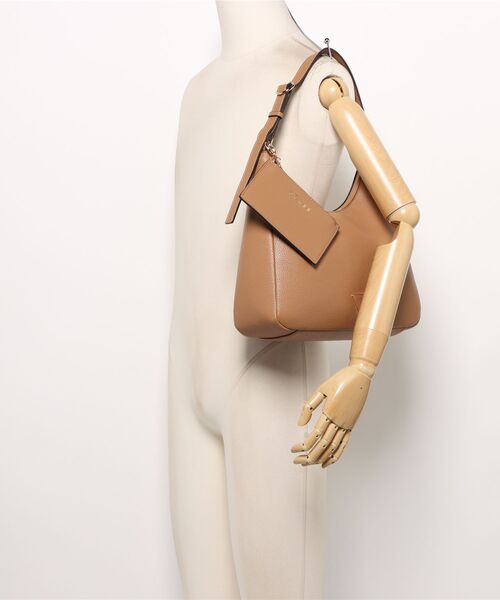 Guess(ゲス)の「【GUESS】ゲス WELLS SHOULDER SATCHEL ショルダーバッグ(ショルダーバッグ・レディース・ブラック/ブラウン/アイボリー・FREE)」の4枚目の写真