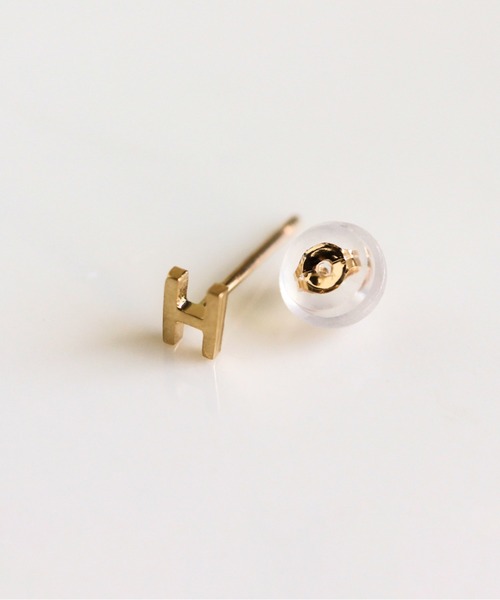 cui-cui(キュイキュイ)の「ゴールド イニシャル ピアス | K10YG 【片耳用】(ピアス(片耳用)・レディース・A/H/J/C/E/F/S/T/K/M/N/R/Y・FREE)」の16枚目の写真