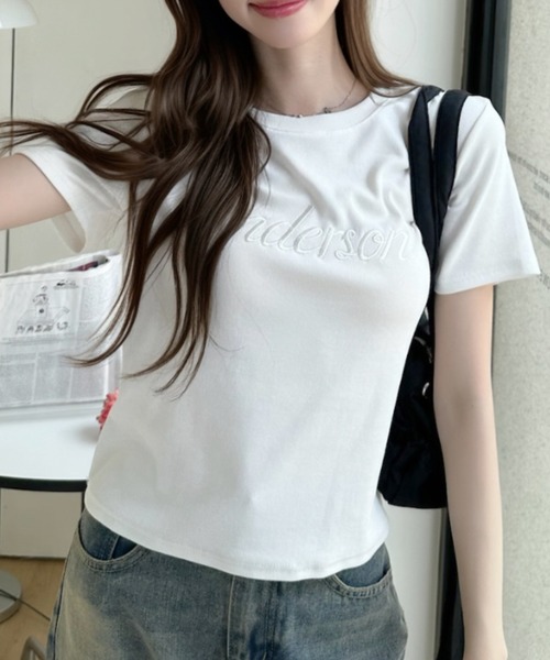 Ada.(エイダ)の「筆記体 ロゴ ミニマル 刺繍 ショート丈 Tシャツ(Tシャツ/カットソー・レディース・ブルー/ライトグリーン/ライトグレー/ブラック/ホワイト・FREE)」の1枚目の写真