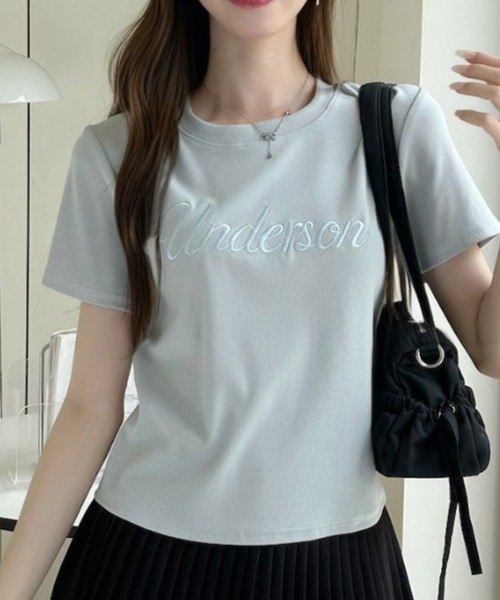 Ada.(エイダ)の「筆記体 ロゴ ミニマル 刺繍 ショート丈 Tシャツ(Tシャツ/カットソー・レディース・ブルー/ライトグリーン/ライトグレー/ブラック/ホワイト・FREE)」の2枚目の写真