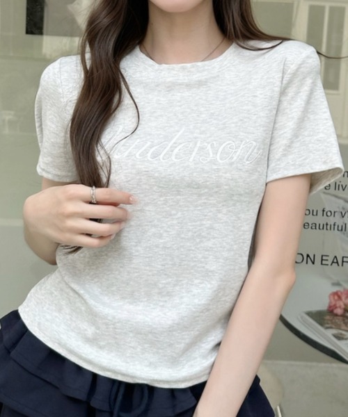 Ada.(エイダ)の「筆記体 ロゴ ミニマル 刺繍 ショート丈 Tシャツ(Tシャツ/カットソー・レディース・ブルー/ライトグリーン/ライトグレー/ブラック/ホワイト・FREE)」の4枚目の写真