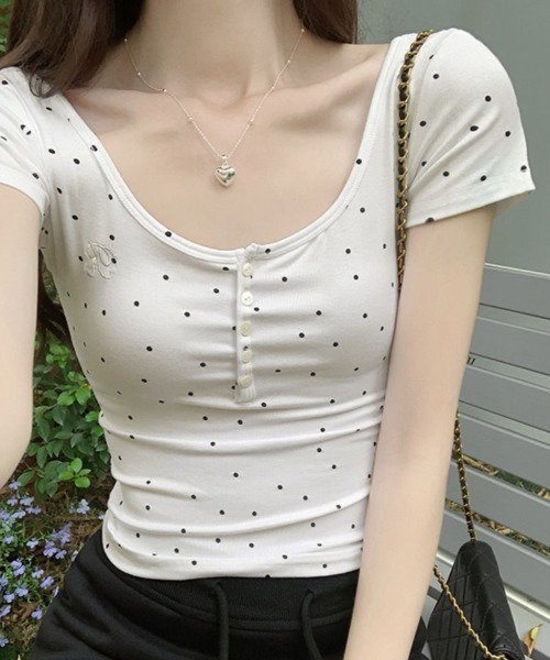 SHEPP(シープ)の「フロントボタン ワンポイント刺繍 ドット柄 タイト半袖Tシャツ(Tシャツ/カットソー・レディース・アイボリー/ホワイト・M/S)」の5枚目の写真