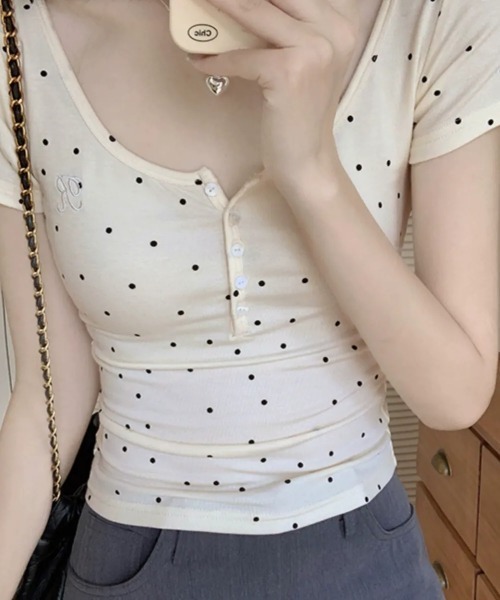 SHEPP(シープ)の「フロントボタン ワンポイント刺繍 ドット柄 タイト半袖Tシャツ(Tシャツ/カットソー・レディース・アイボリー/ホワイト・M/S)」の7枚目の写真