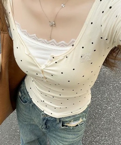 SHEPP(シープ)の「フロントボタン ワンポイント刺繍 ドット柄 タイト半袖Tシャツ(Tシャツ/カットソー・レディース・アイボリー/ホワイト・M/S)」の9枚目の写真
