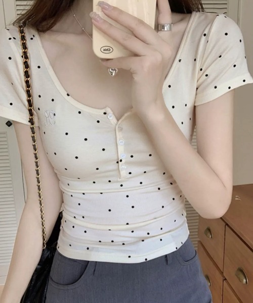 SHEPP(シープ)の「フロントボタン ワンポイント刺繍 ドット柄 タイト半袖Tシャツ(Tシャツ/カットソー・レディース・アイボリー/ホワイト・M/S)」の6枚目の写真