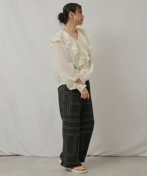 palm RICHE(ポームリシュ)の「メッシュフリルBL(シャツ/ブラウス・レディース・ブラック/オフホワイト/ネイビー・M)」の4枚目の写真