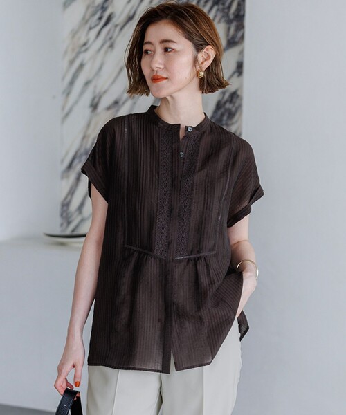 23区 L(ニジュウサンクオオキイサイズ)の「レースピンタック フレンチスリーブ ブラウス(シャツ/ブラウス・レディース・ダルブルー系/パイングリーン系/アイボリー系/ブラック系/ダークブラウン系・46/44)」の3枚目の写真