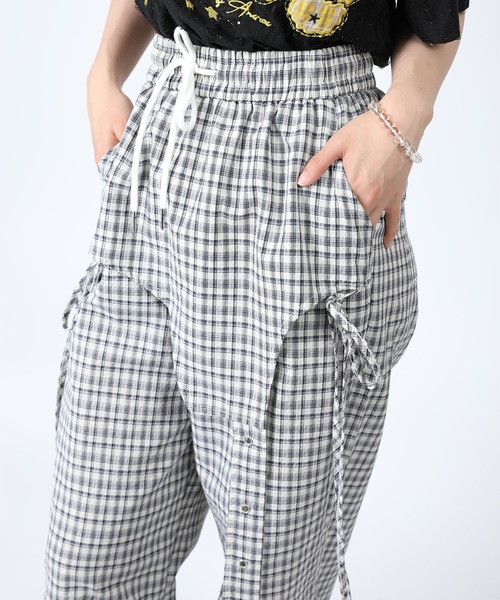HOOK(フック)の「HOOK for girls チェック柄 × サイドフラップ カーゴパンツ(カーゴパンツ・レディース・ブルー/ブラック・M)」の14枚目の写真