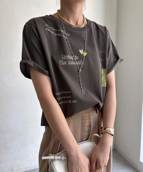 DouDou(ドゥドゥ)の「【WEB限定】レタリングプリント半袖TEE(Tシャツ/カットソー・レディース・オフホワイト/グレー/ブラウン・FREE)」の3枚目の写真