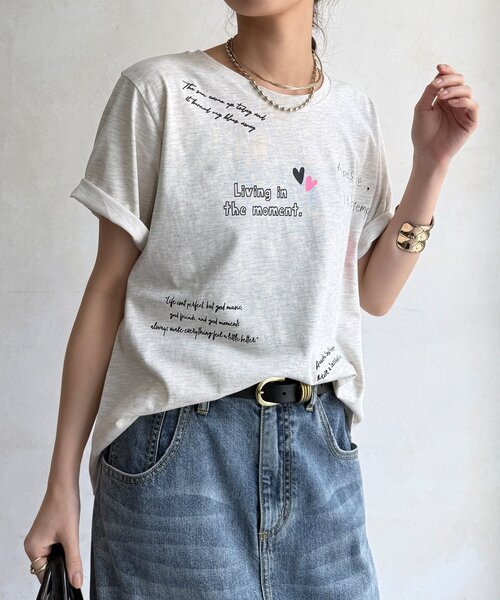 DouDou(ドゥドゥ)の「【WEB限定】レタリングプリント半袖TEE(Tシャツ/カットソー・レディース・オフホワイト/グレー/ブラウン・FREE)」の2枚目の写真
