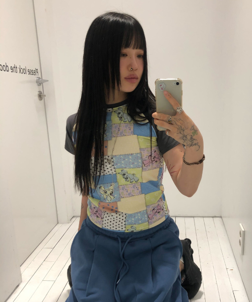 NICE GHOST CLUB（ナイスゴーストクラブ）の「PATCHWORK QUILTED PRINTED MINI TEE_CHARCOAL(NG2GMUT545A)（Tシャツ/カットソー・レディース・チャコール・F）」の9枚目の写真